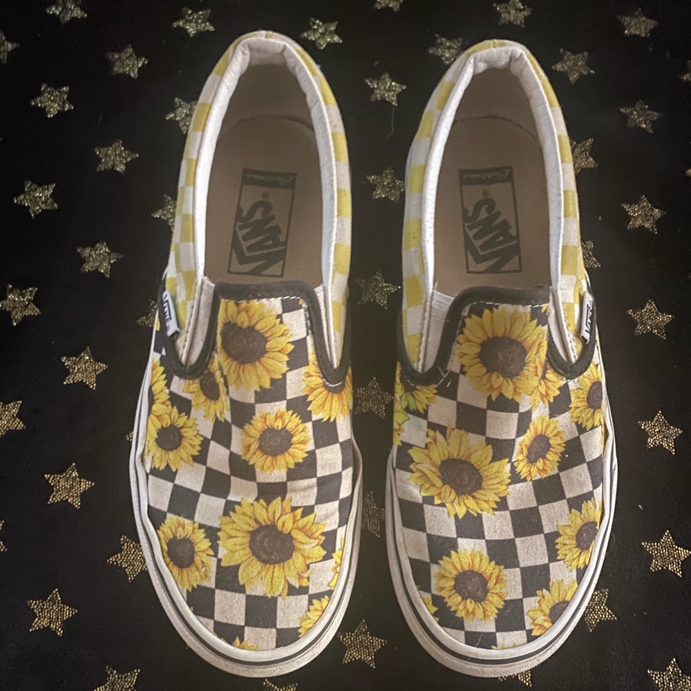 Vans 
women Size 7.5
Used, Need Cleaning
Color: Sunflowers, Black/White Pattern